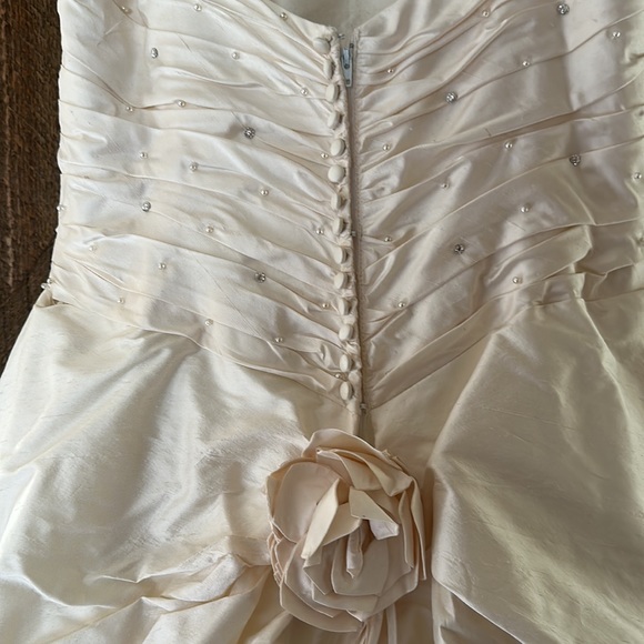 Paloma Blanca Dupioni silk wedding gown - Picture 16 of 17